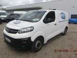 une camionnette blanche garée sur un terrain