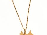 un collier en or orné d'un chien et d'un chat