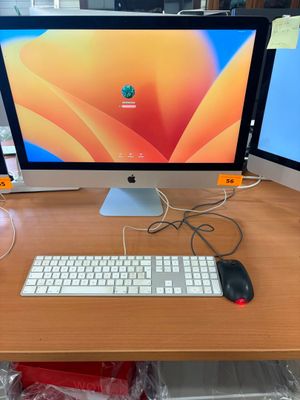 un bureau sur lequel sont posés deux écrans d'ordinateur et un clavier