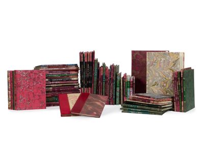 plusieurs livres sont empilés sur une surface blanche