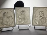 Trois tableaux représentant des femmes sont exposés dans un musée