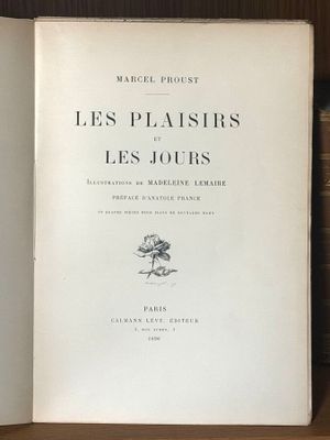un livre ouvert posé sur une étagère en bois, à côté d'une pile de livres