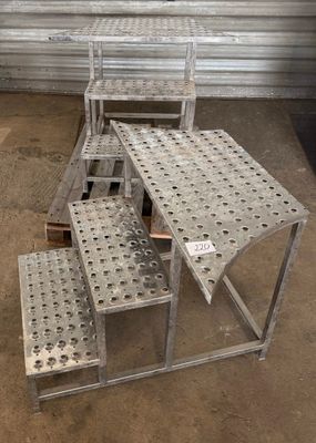 une table en métal et quatre chaises dans une pièce