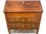 une vieille commode en bois avec un tiroir sur le dessus