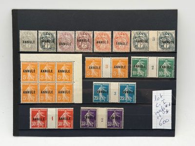 une série de timbres exposés dans un cadre noir