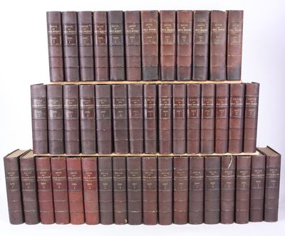 livres empilés sur une surface blanche