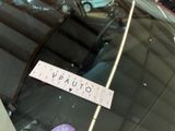 a sticker on the windshield of a car that says vauto