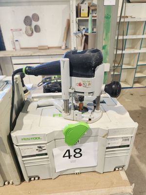 une machine posée sur une palette dans un entrepôt