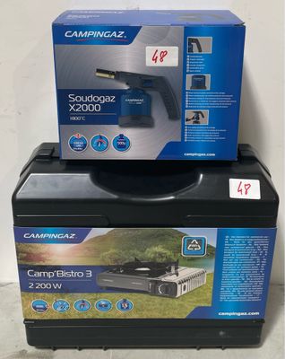Deux cartons de produits Campingaz sont empilés l'un sur l'autre