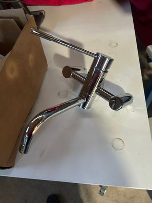 un sac en papier et un robinet posés sur une table
