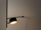 un gros plan d'une lampe accrochée au mur d'une pièce