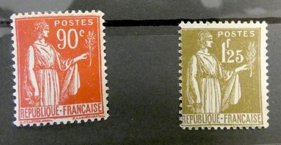 deux timbres-poste sur lesquels figurent une femme et un homme