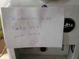 une affiche apposée sur le côté d'un micro-ondes, à laquelle est attachée une note
