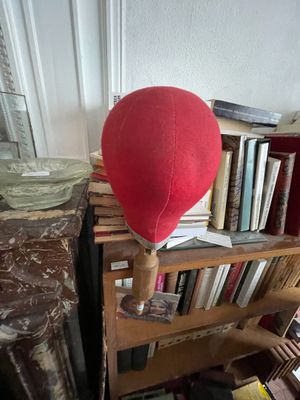 un ballon rouge posé sur le dessus d'une étagère