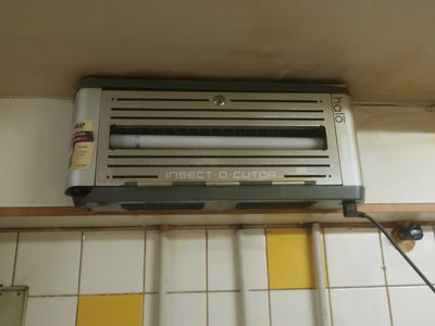 une photo d'un radiateur accroché au mur d'une cuisine