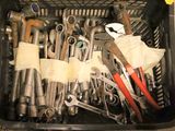 un panier rempli de clés et d'autres outils
