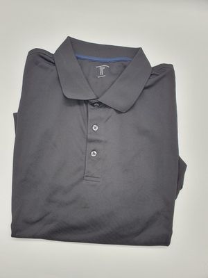 un polo gris sur fond blanc