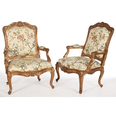 paire de fauteuils en bois sculpté de style Louis XV
