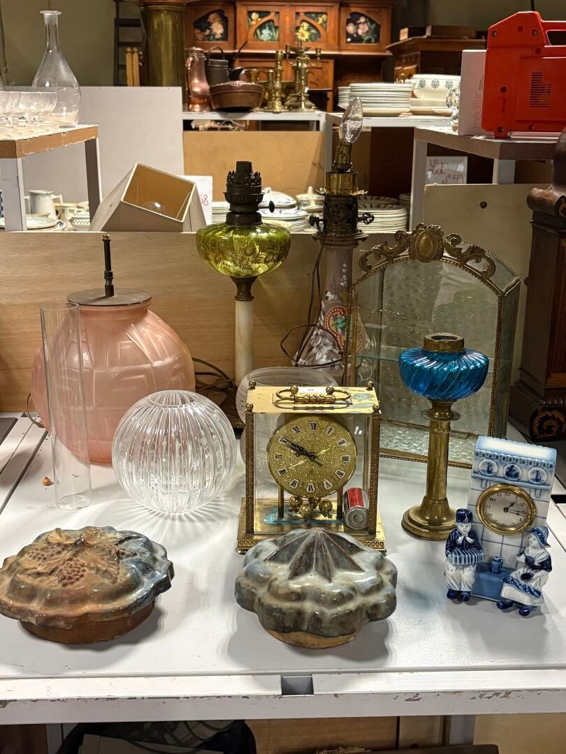 Lampes à pétrole, petite vitrine (accidents), deux pendules,…