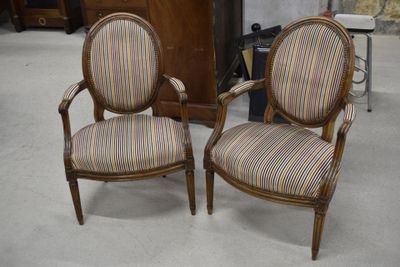 Paire de fauteuils cabriolet à dossier médaillon de style Lo…