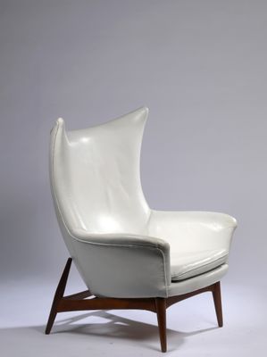 une photo d'un fauteuil en cuir blanc avec une structure en bois