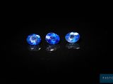 une paire de saphirs bleus sur fond noir