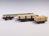 un petit train avec un wagon en bois sur les rails