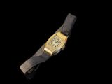 gros plan d'une montre sur une surface noire avec un fond noir