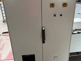 une photo d'une machine dans un entrepôt