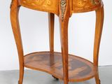 une petite table sur laquelle est posé un plateau