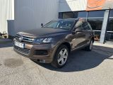 un SUV Volkswagen marron garé devant un immeuble