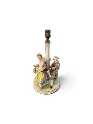 une figurine représentant un homme et une femme à cheval