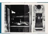 photo en noir et blanc d'un livre ouvert sur une page où figure l'image d'une devanture de magasin