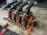 de nombreux types de crics hydrauliques différents sur un chariot