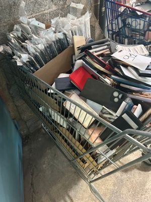 un panier rempli de livres et d'autres articles