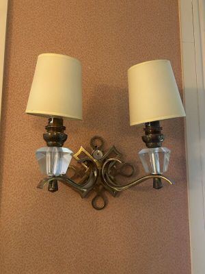 deux lampes accrochées au mur l'une à côté de l'autre