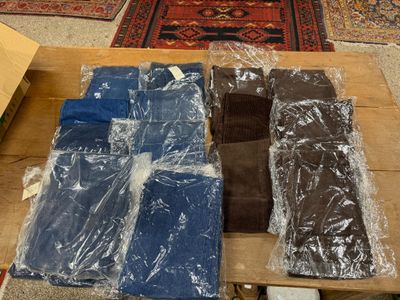 plusieurs morceaux de tissu sont emballés dans du plastique et posés sur une table