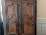 une armoire en bois dans le coin d'une pièce