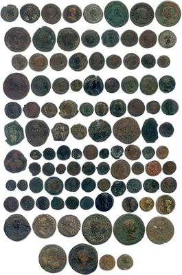 gros plan d'un paquet de pièces de monnaie sur une surface blanche