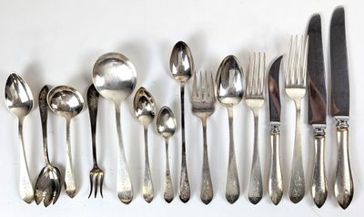 beaucoup de cuillères et de fourchettes sur la table