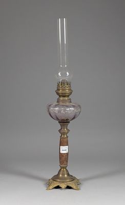une lampe à huile à l'ancienne munie d'un abat-jour en verre