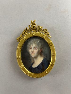 portrait miniature d'une femme en robe bleue, dans un cadre doré