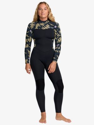 une femme vêtue d'une combinaison de plongée noire à motif camouflage