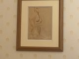 une photo d'un tableau accroché au mur au-dessus des toilettes