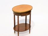 une petite table avec un plateau en bois sur fond blanc