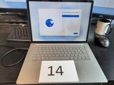 un ordinateur portable posé sur un bureau, avec un calendrier à l'écran