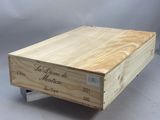 une boîte en bois posée sur un support métallique