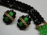 Ensemble collier et boucles d'oreilles en perles noires et vertes, rehaussé de touches dorées
