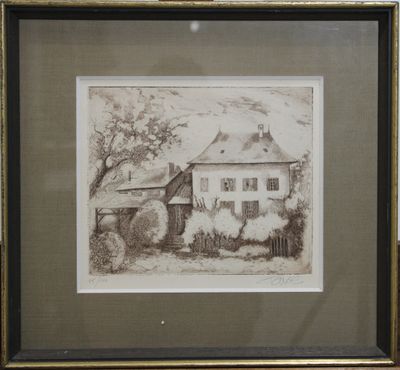 une vieille photo d'une maison avec une clôture devant
