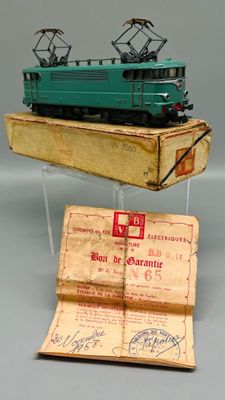 un petit train posé sur une feuille de papier